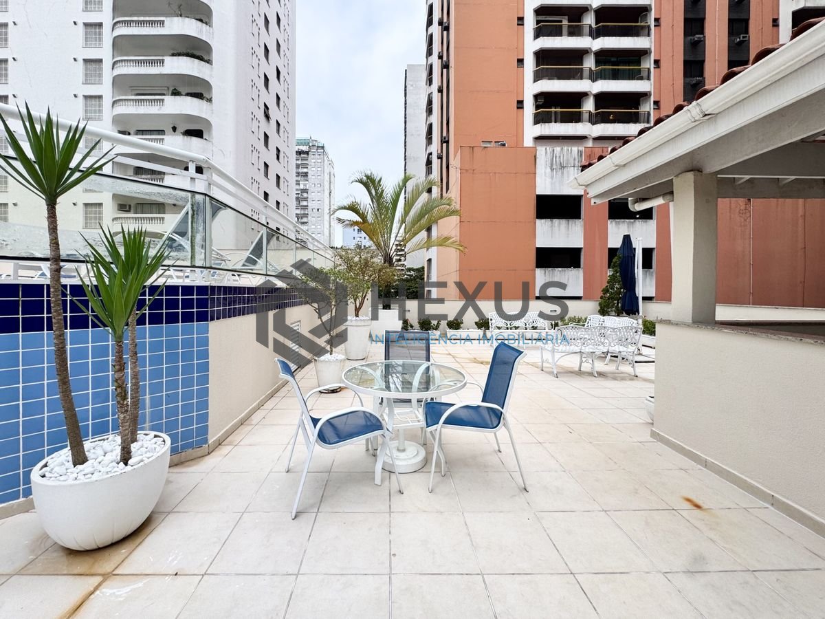 Foto 34 de Apartamento reformado com varanda e lazer a 150m da praia nas Pitangueiras, Guarujá