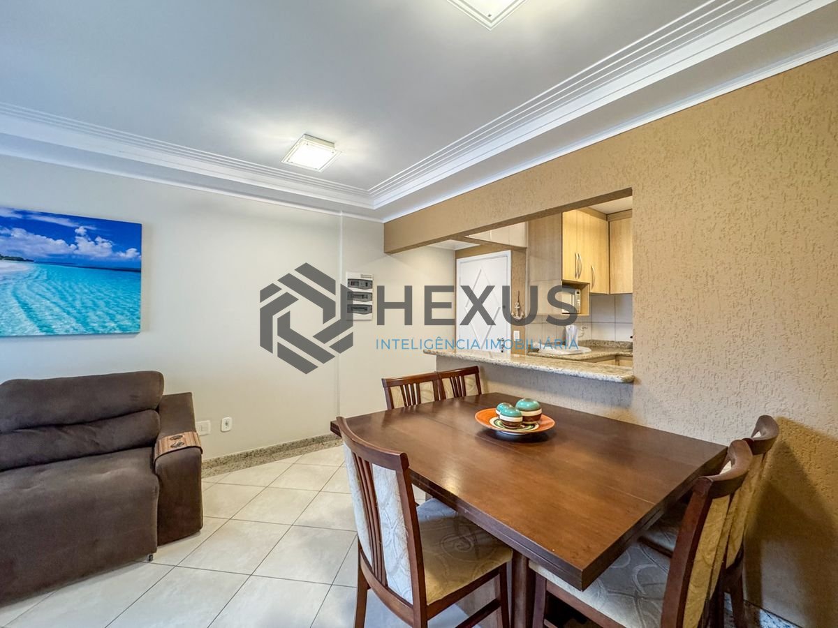 Foto 5 de Apartamento reformado com varanda e lazer a 150m da praia nas Pitangueiras, Guarujá