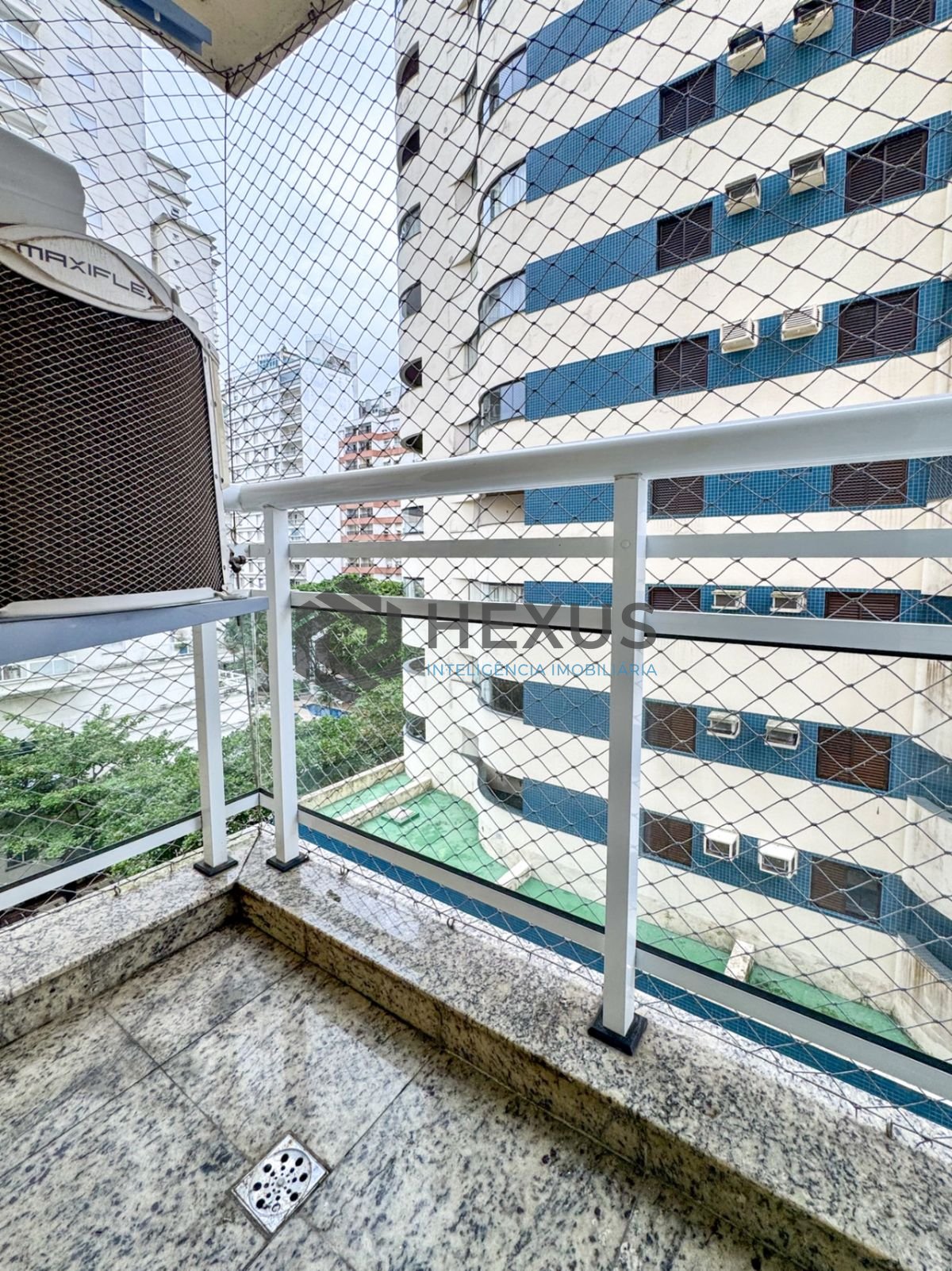 Foto 23 de Apartamento reformado com varanda e lazer a 150m da praia nas Pitangueiras, Guarujá