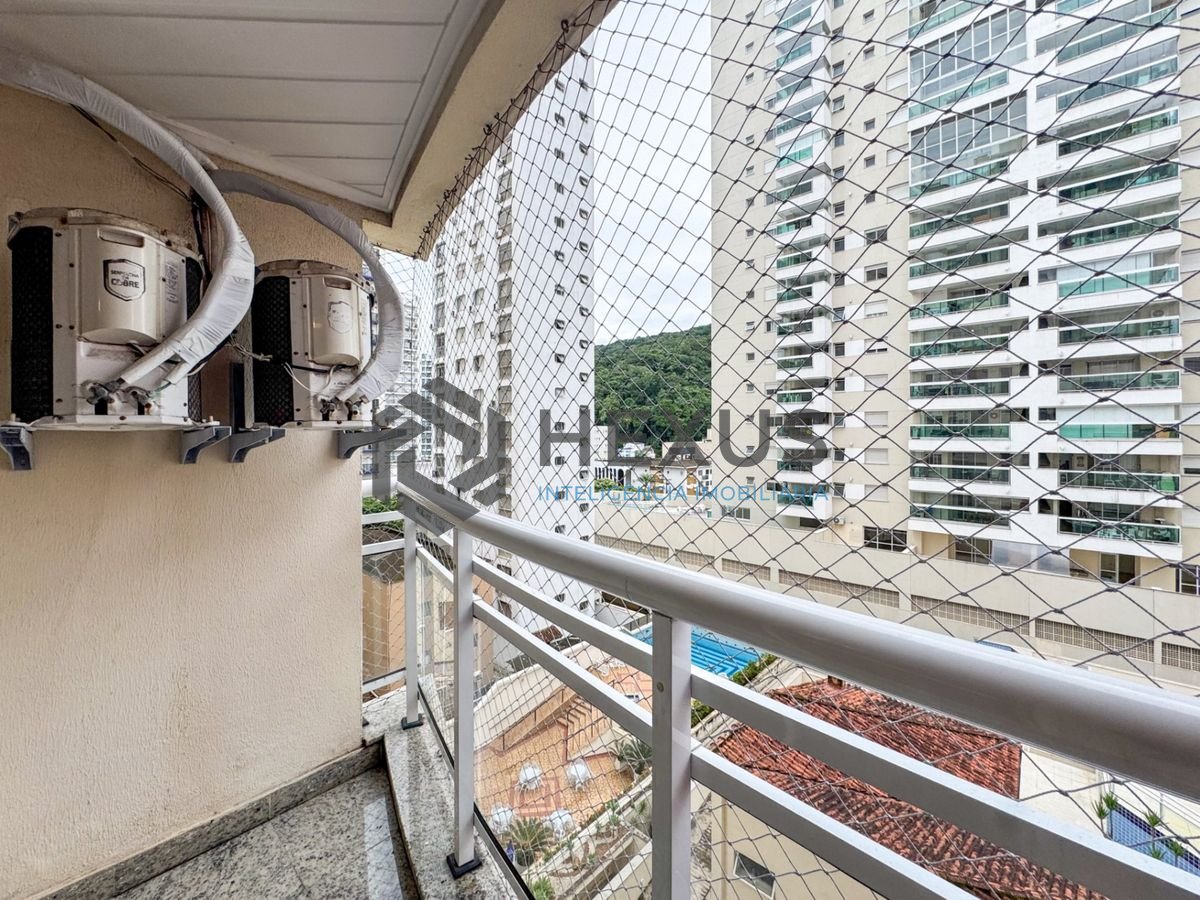 Foto 7 de Apartamento reformado com varanda e lazer a 150m da praia nas Pitangueiras, Guarujá