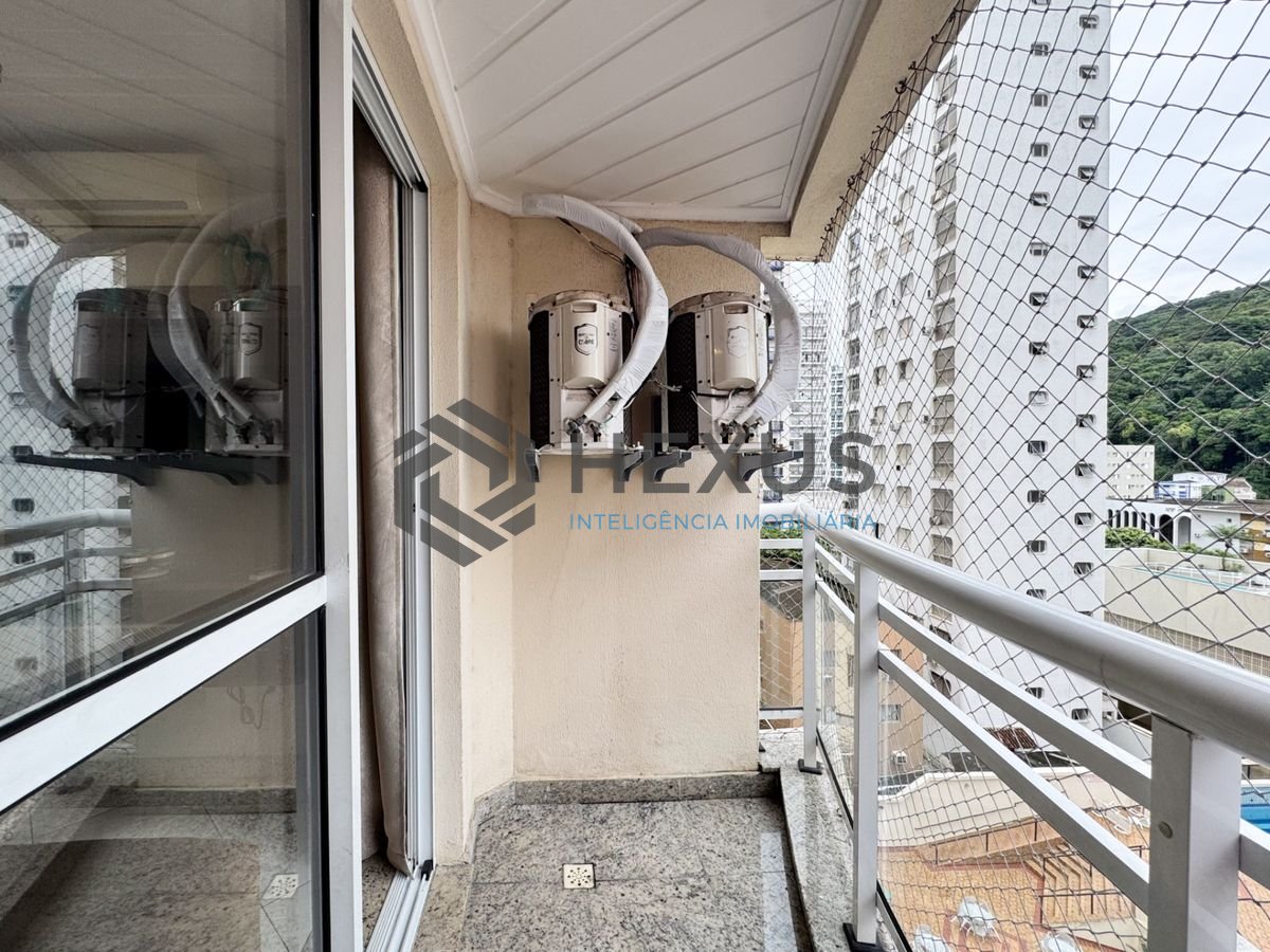Foto 8 de Apartamento reformado com varanda e lazer a 150m da praia nas Pitangueiras, Guarujá