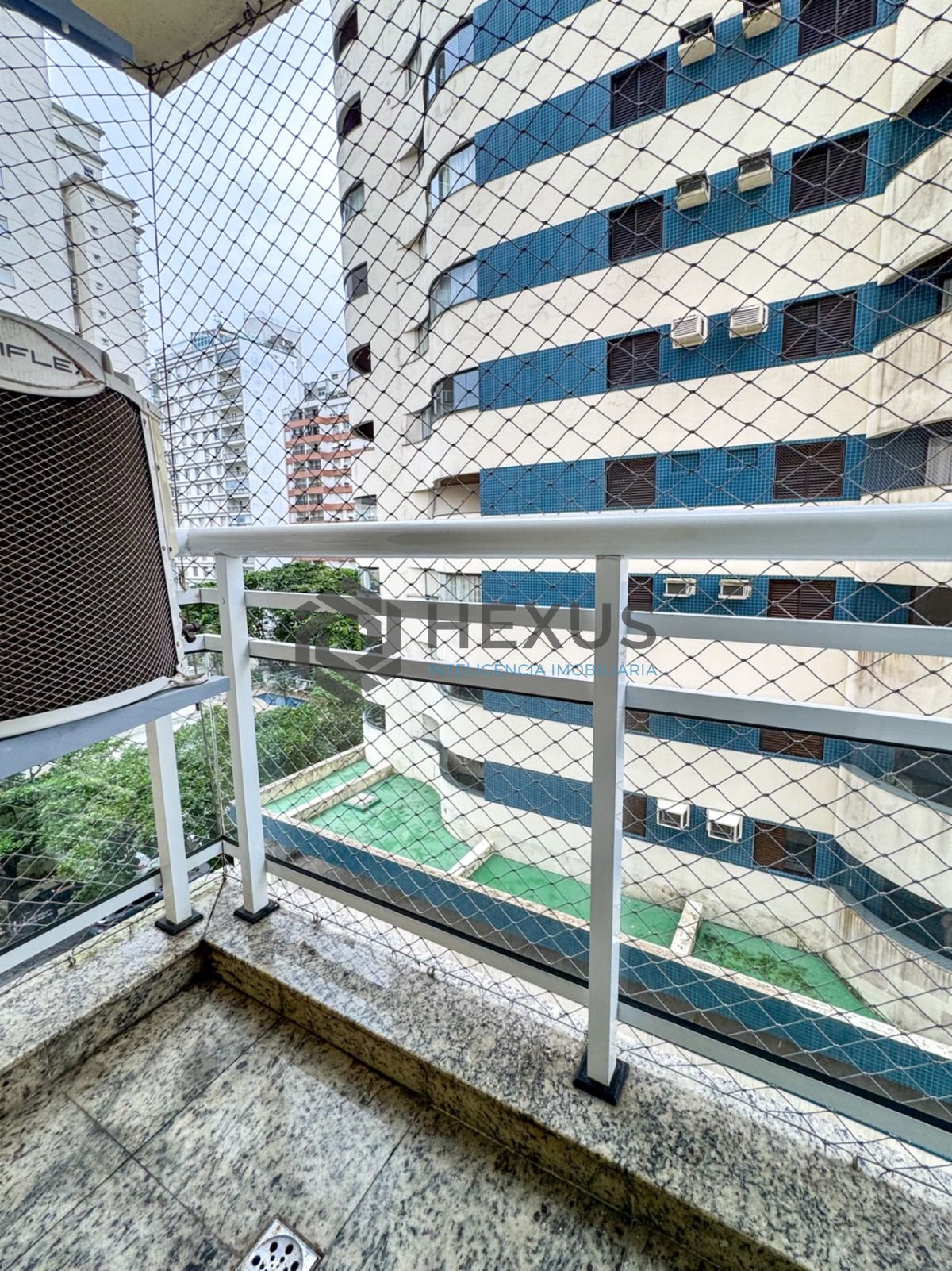 Foto 22 de Apartamento reformado com varanda e lazer a 150m da praia nas Pitangueiras, Guarujá