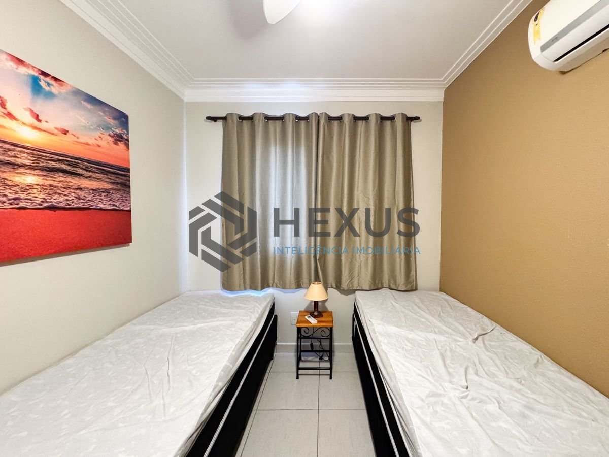 Foto 12 de Apartamento reformado com varanda e lazer a 150m da praia nas Pitangueiras, Guarujá