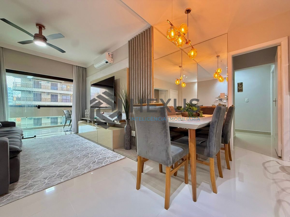 Foto 11 de Apartamento reformado com varanda e lazer a 300m da praia na Enseada, Guarujá