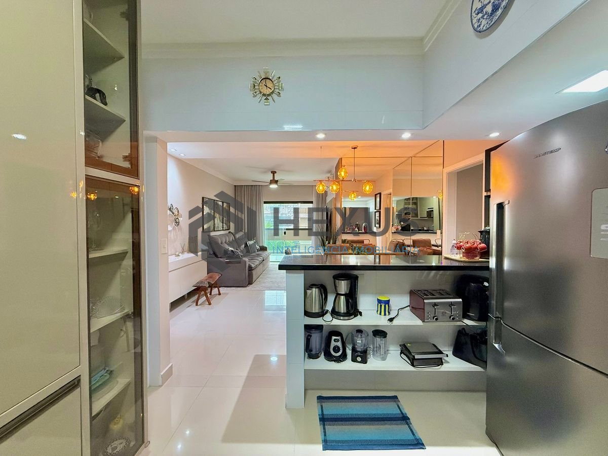 Foto 17 de Apartamento reformado com varanda e lazer a 300m da praia na Enseada, Guarujá