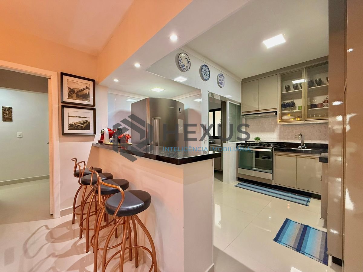 Foto 13 de Apartamento reformado com varanda e lazer a 300m da praia na Enseada, Guarujá