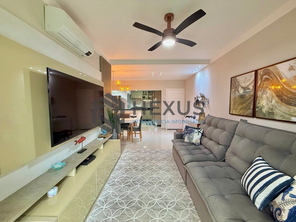 Foto 3 de Apartamento reformado com varanda e lazer a 300m da praia na Enseada, Guarujá