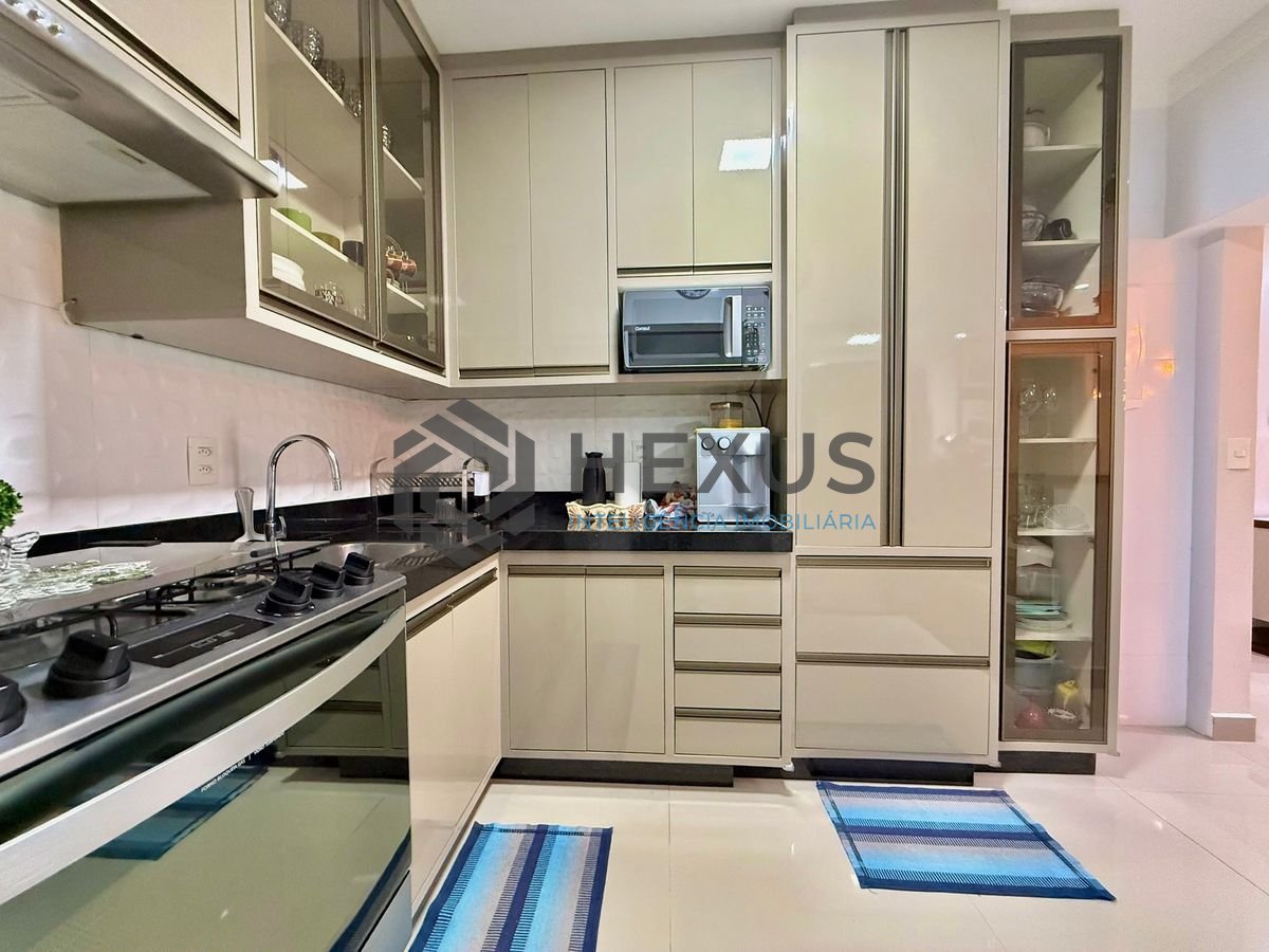 Foto 15 de Apartamento reformado com varanda e lazer a 300m da praia na Enseada, Guarujá