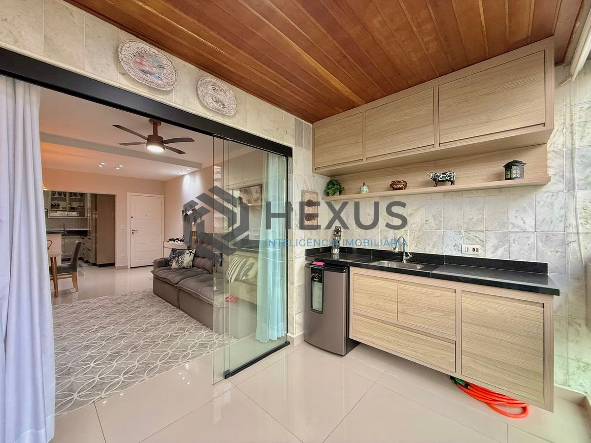 Foto 9 de Apartamento reformado com varanda e lazer a 300m da praia na Enseada, Guarujá