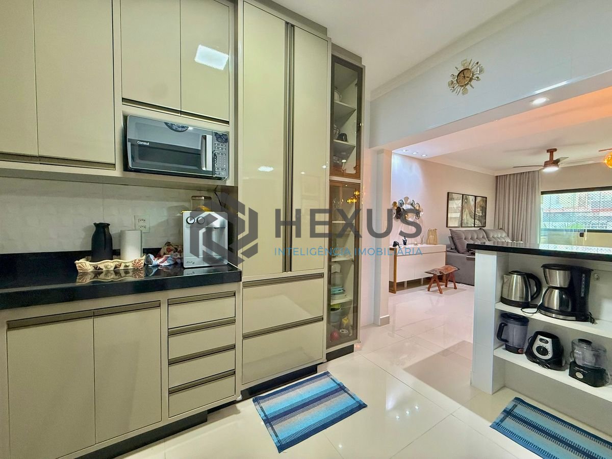 Foto 16 de Apartamento reformado com varanda e lazer a 300m da praia na Enseada, Guarujá