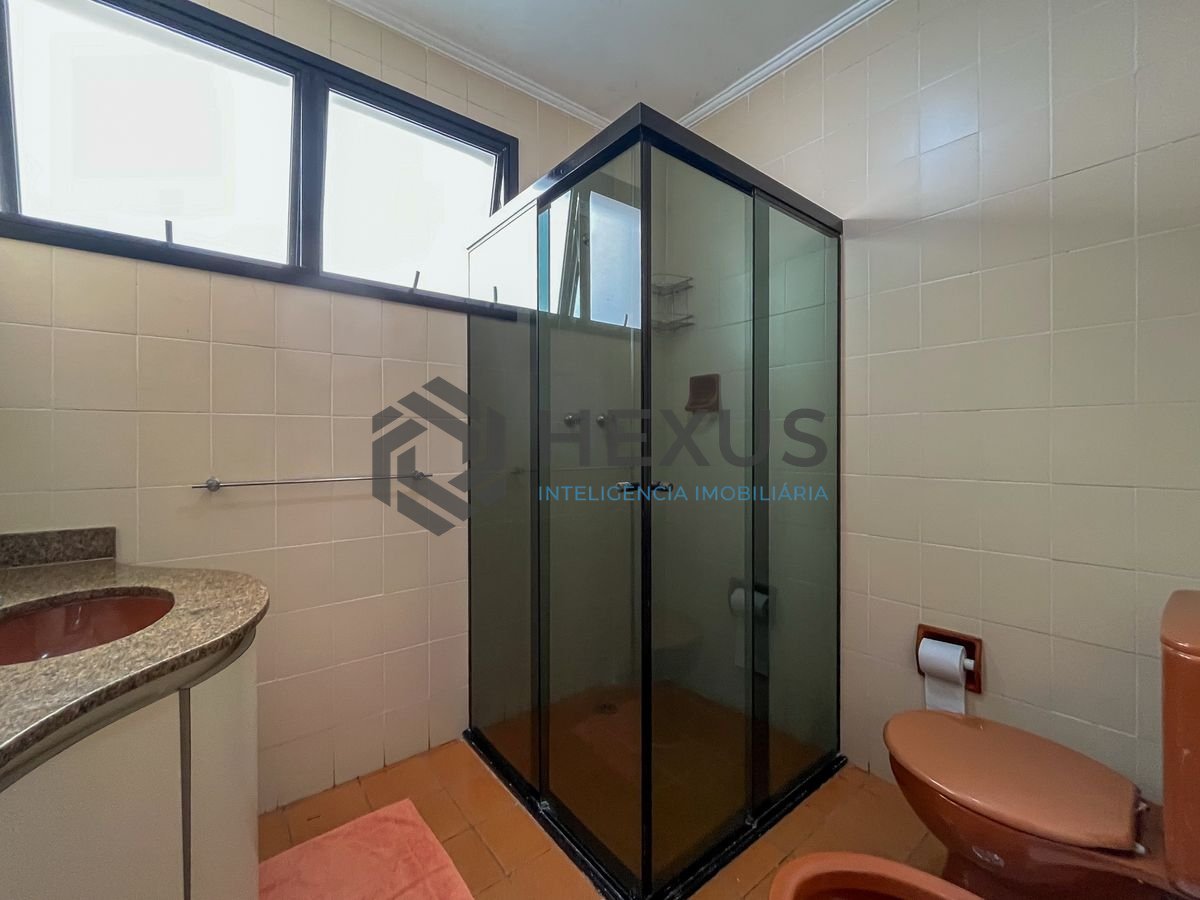 Foto 16 de Apartamento com varanda a 1 quadra da praia nas Pitangueiras, Guarujá