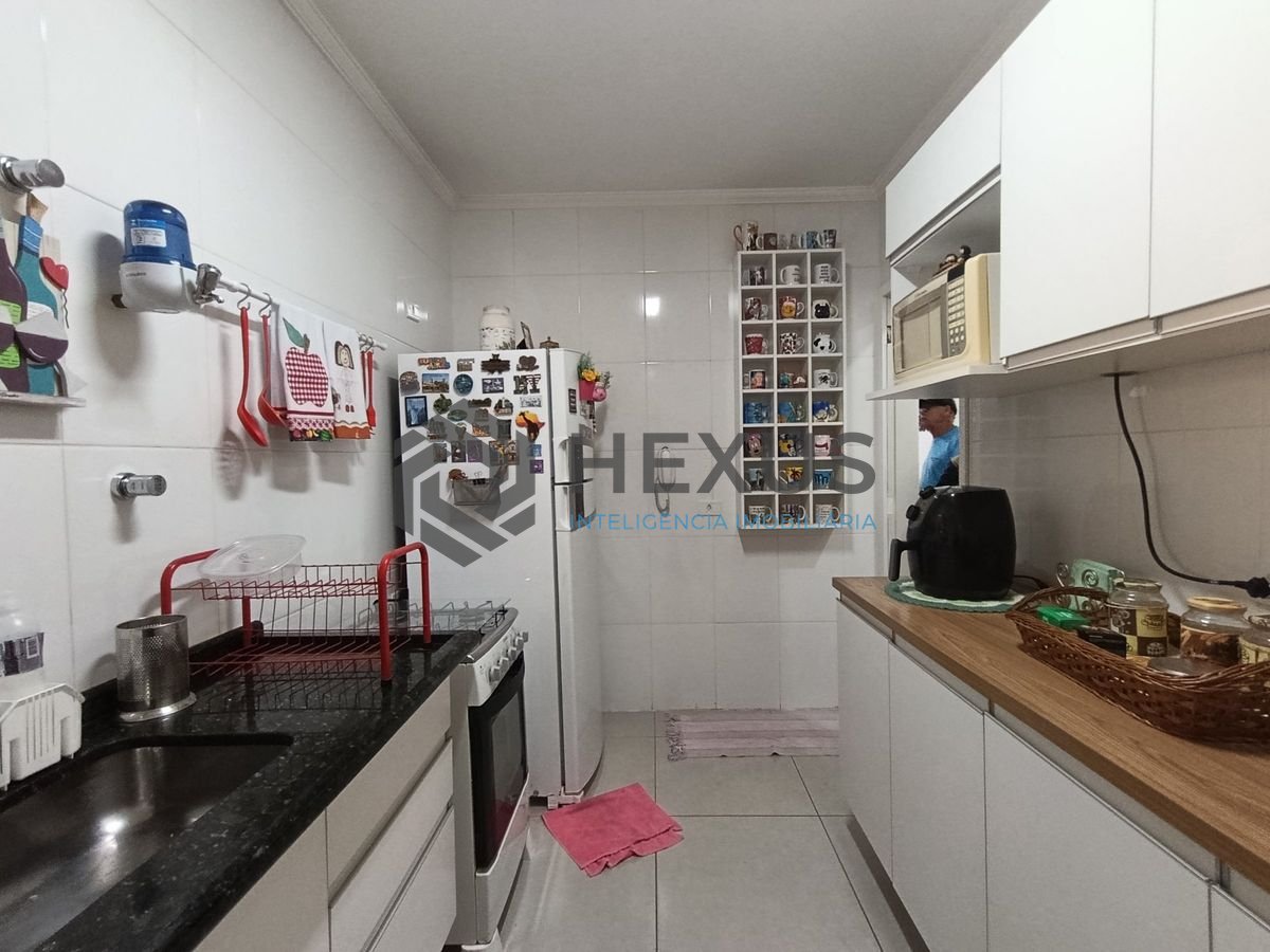 Foto 16 de Apartamento reformado com varanda a 350m da praia na Enseada, Guarujá