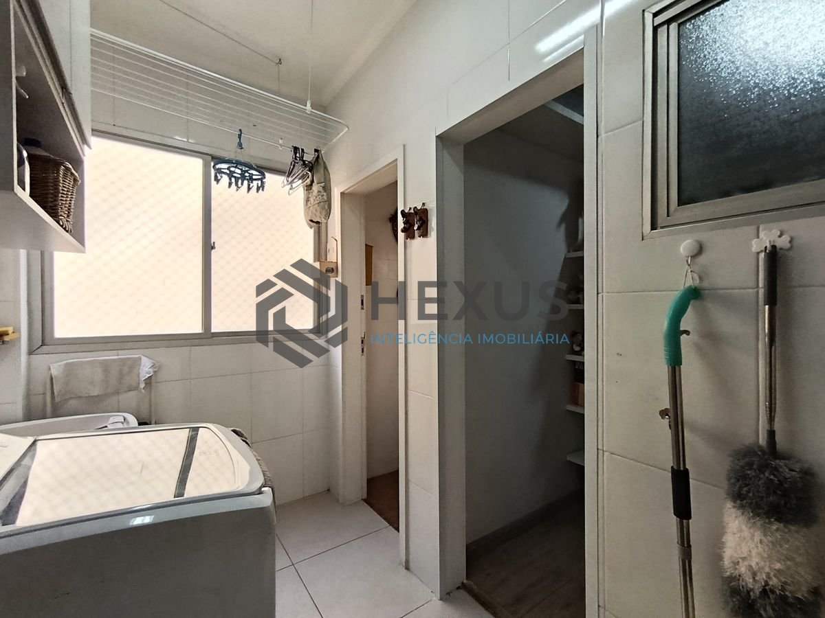 Foto 18 de Apartamento reformado com varanda a 350m da praia na Enseada, Guarujá