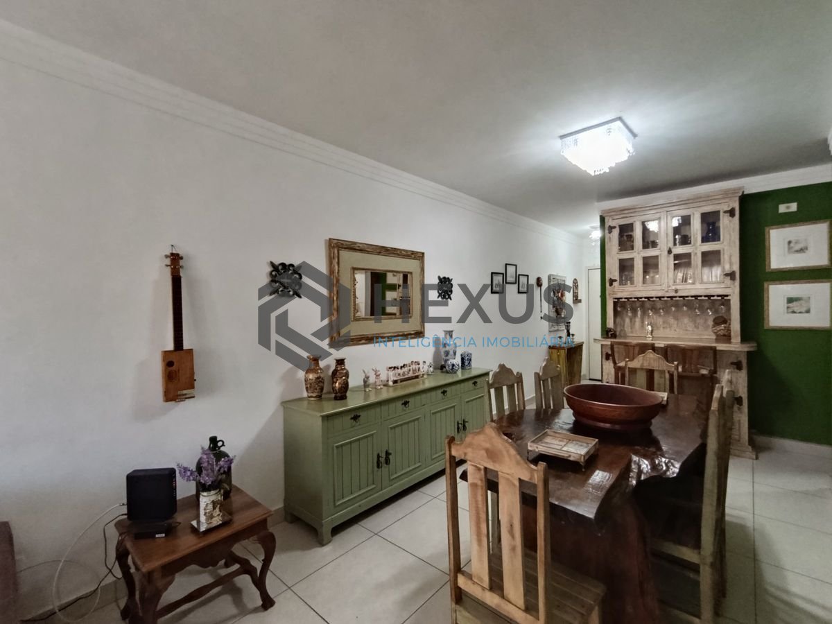 Foto 5 de Apartamento reformado com varanda a 350m da praia na Enseada, Guarujá