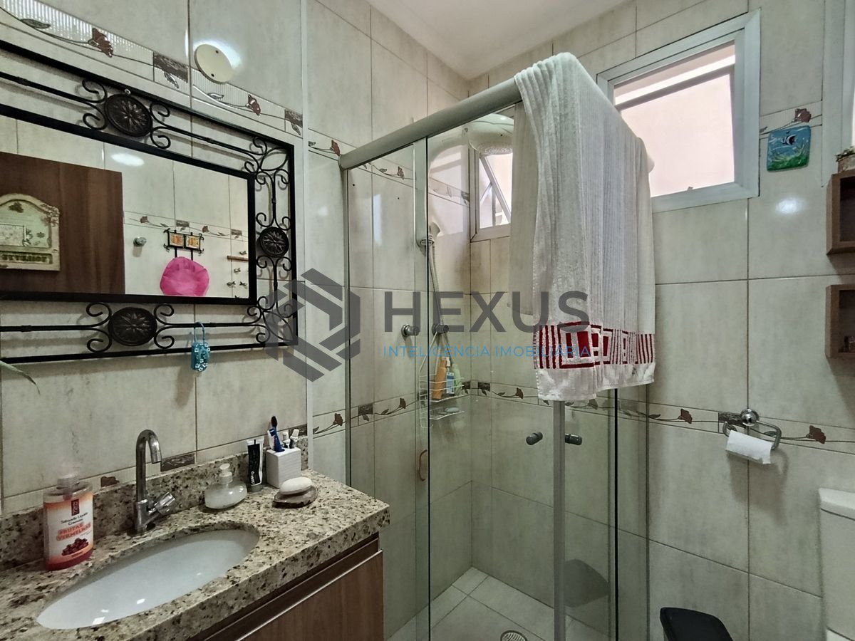 Foto 9 de Apartamento reformado com varanda a 350m da praia na Enseada, Guarujá