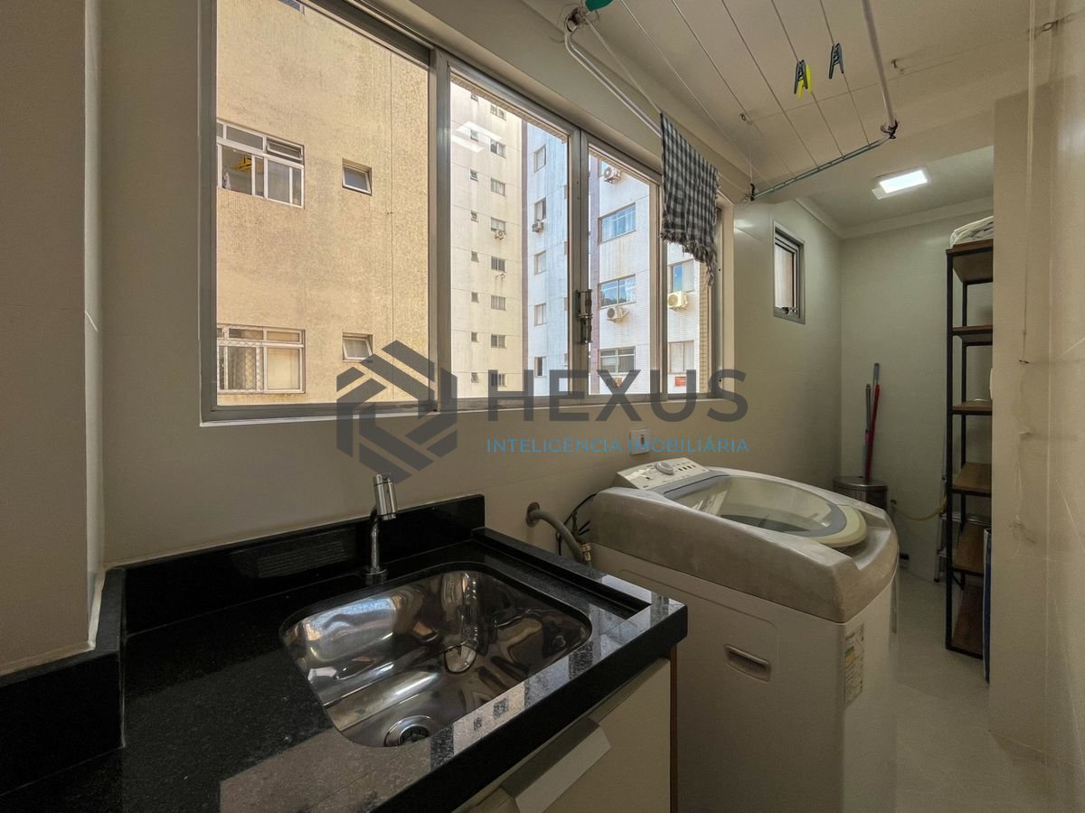 Foto 31 de Apartamento com varanda e lazer nas Pitangueiras, Guarujá