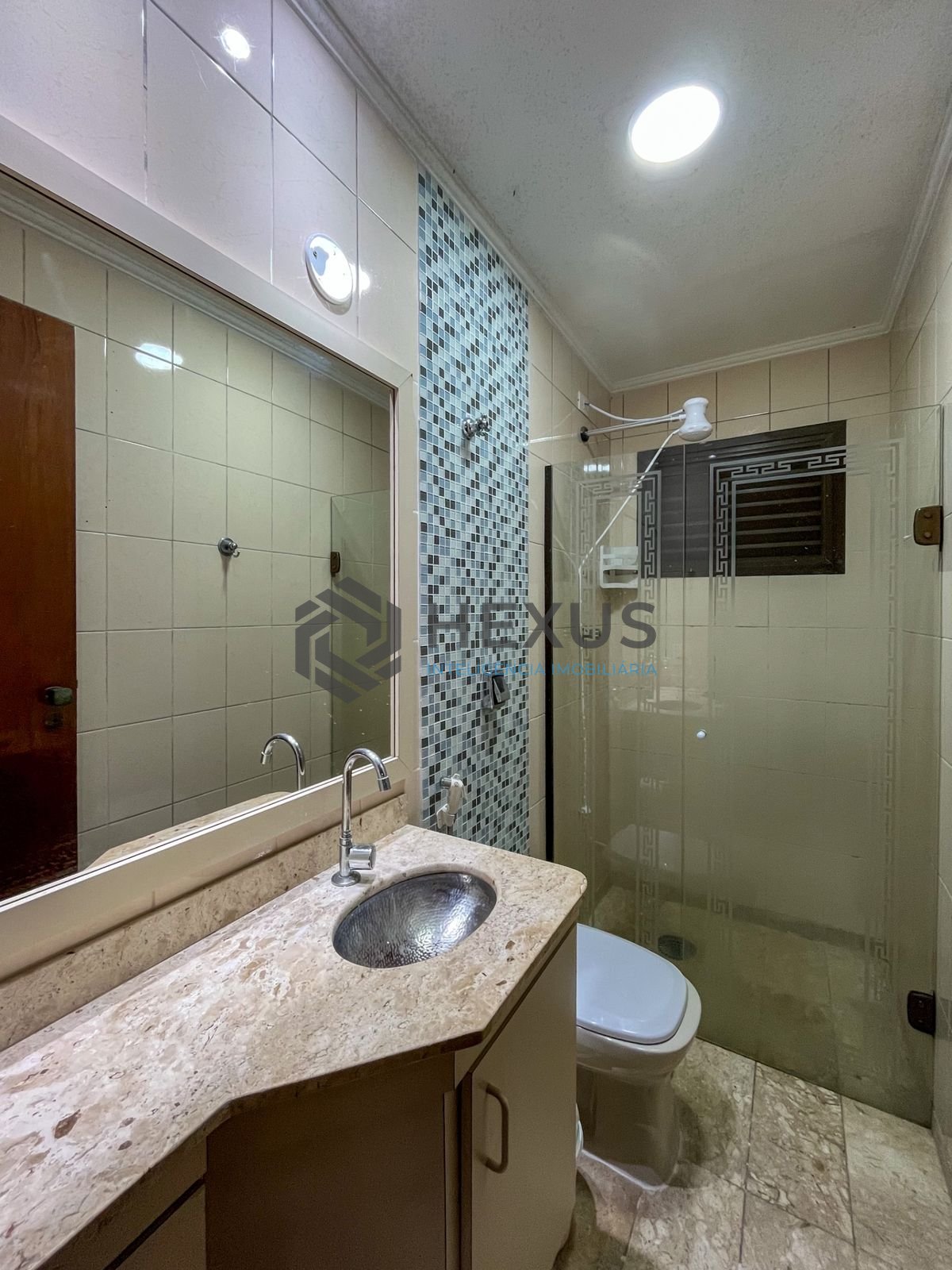 Foto 11 de Apartamento com varanda e lazer nas Pitangueiras, Guarujá