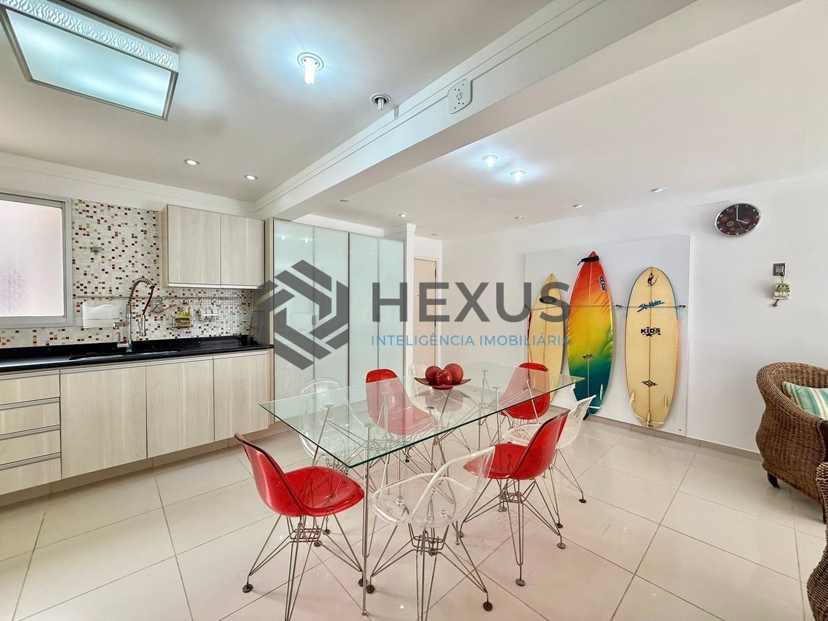 Foto 14 de Apartamento reformado com varanda e lazer a 150m da praia na Enseada, Guarujá