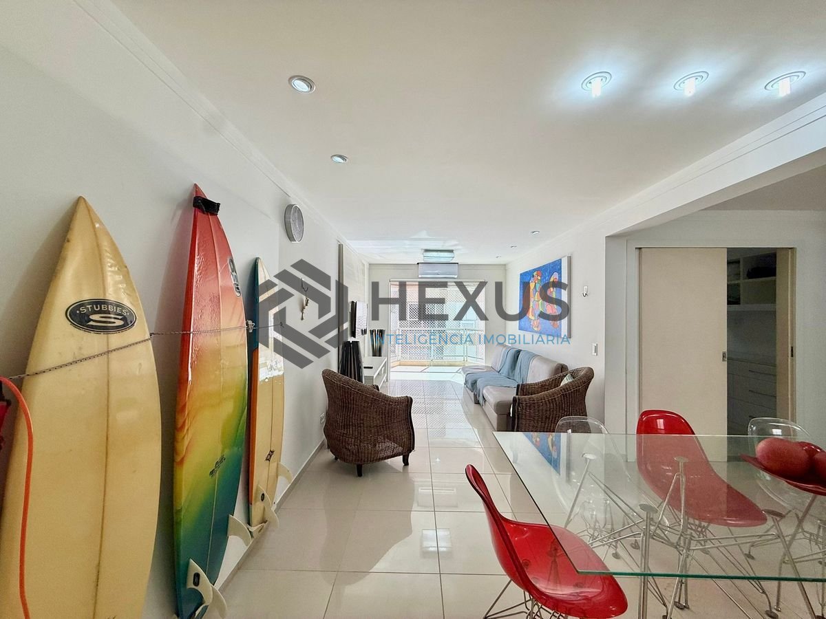 Foto 4 de Apartamento reformado com varanda e lazer a 150m da praia na Enseada, Guarujá