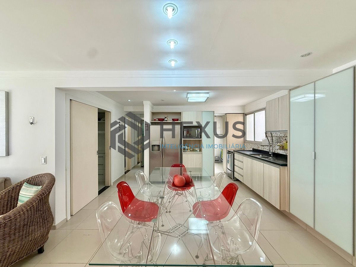 Foto 15 de Apartamento reformado com varanda e lazer a 150m da praia na Enseada, Guarujá