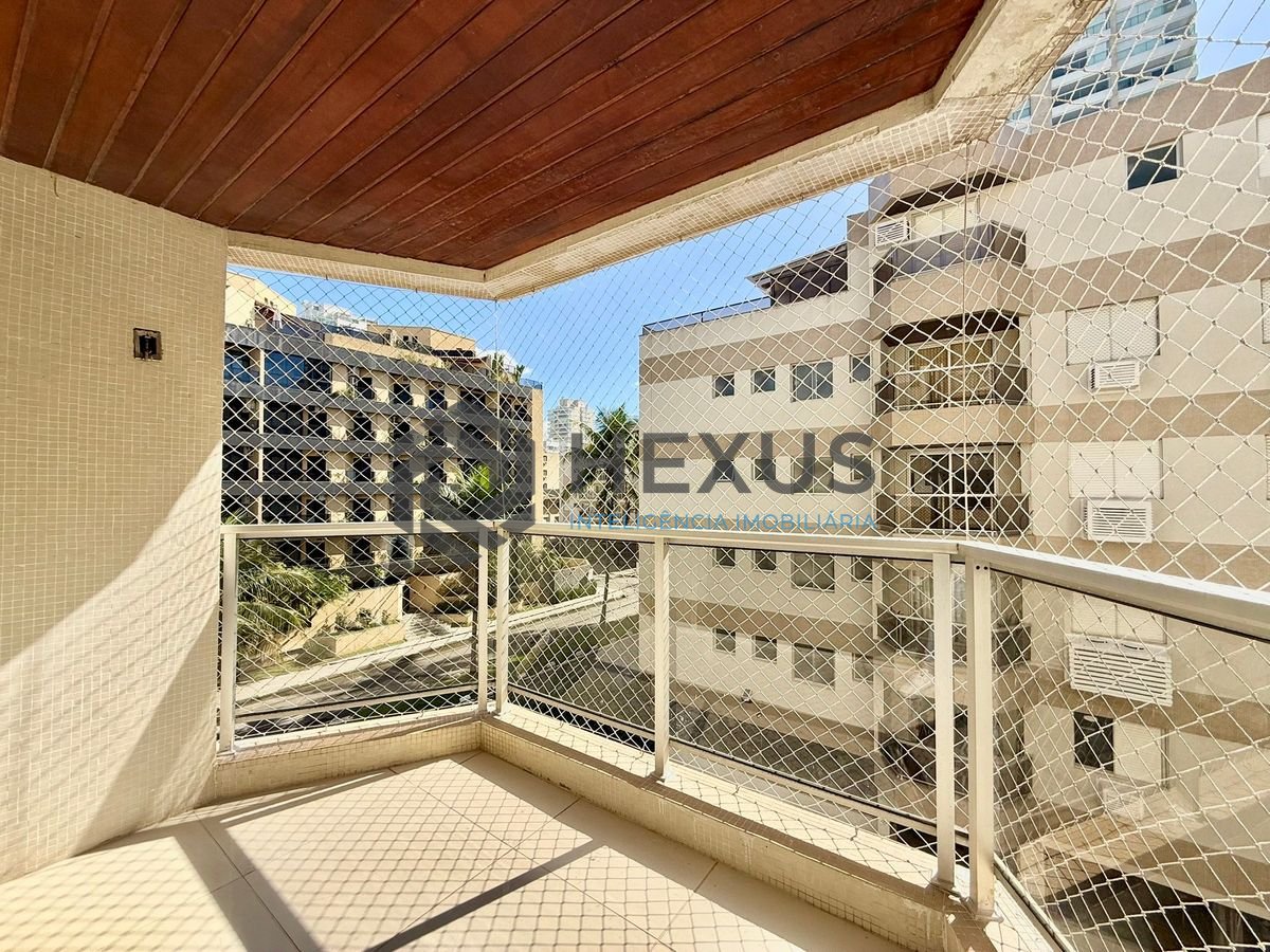 Foto 3 de Apartamento reformado com varanda e lazer a 150m da praia na Enseada, Guarujá