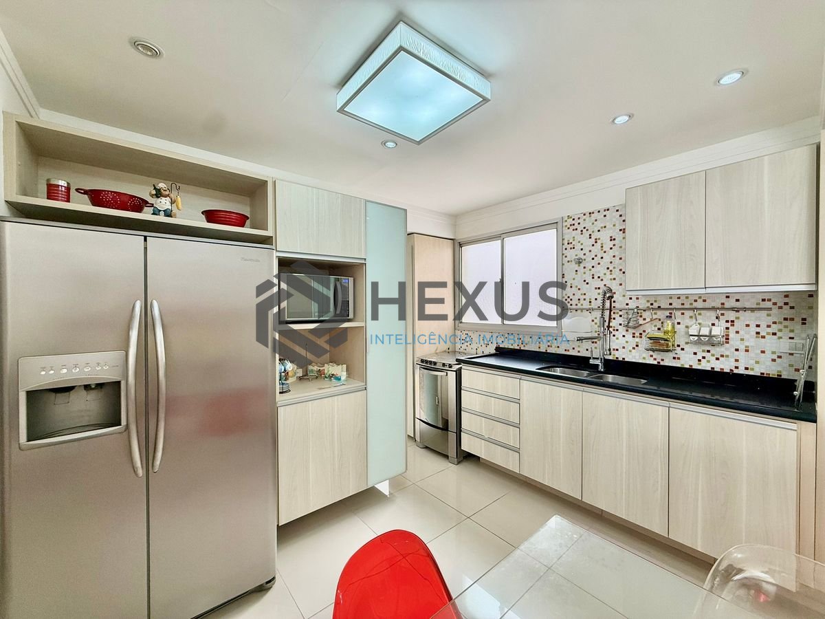 Foto 16 de Apartamento reformado com varanda e lazer a 150m da praia na Enseada, Guarujá
