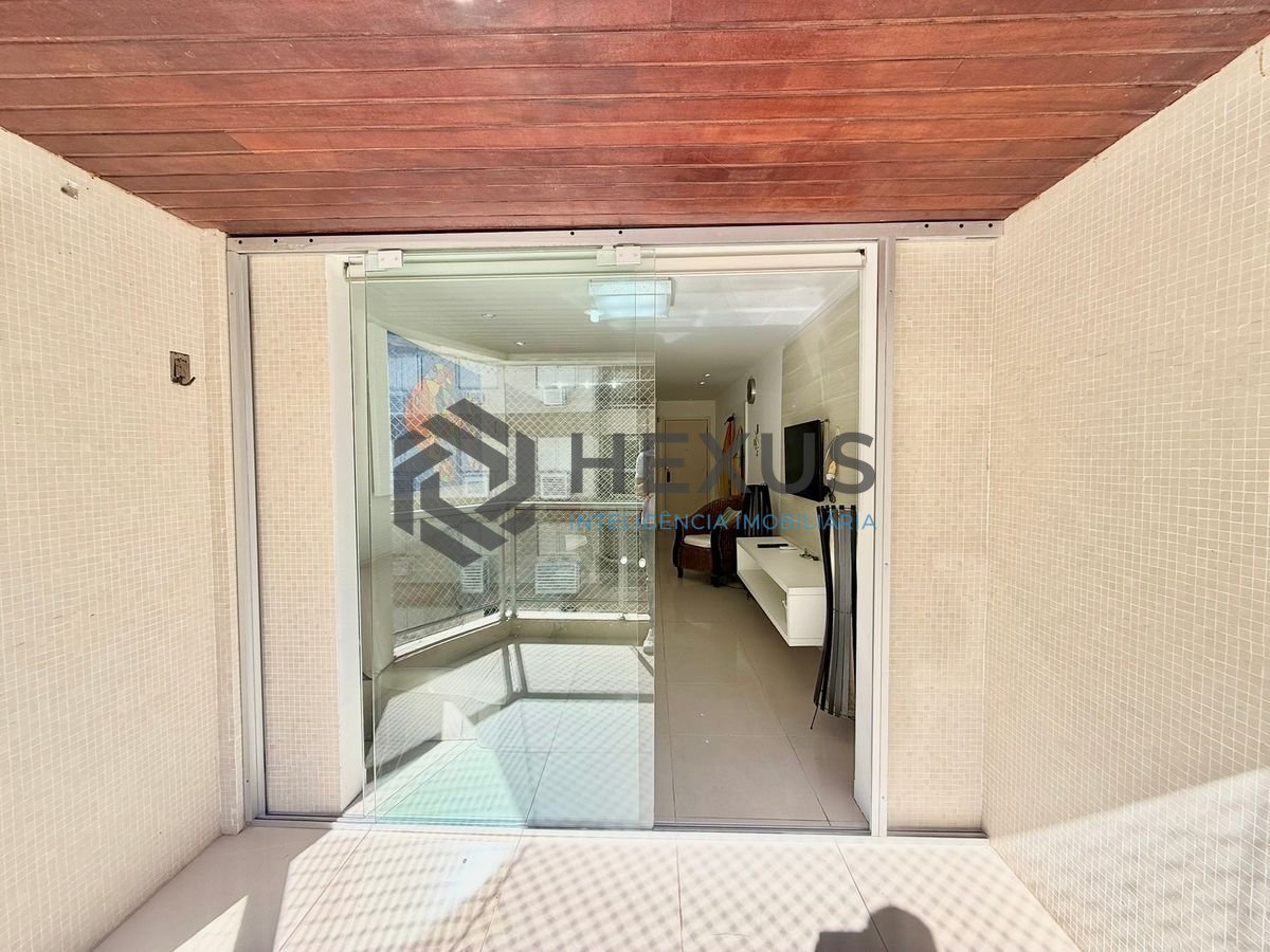Foto 8 de Apartamento reformado com varanda e lazer a 150m da praia na Enseada, Guarujá