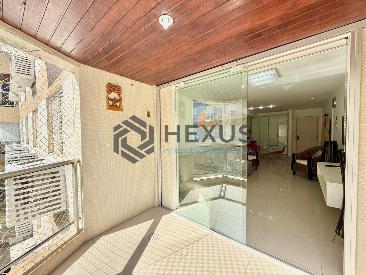 Foto 7 de Apartamento reformado com varanda e lazer a 150m da praia na Enseada, Guarujá