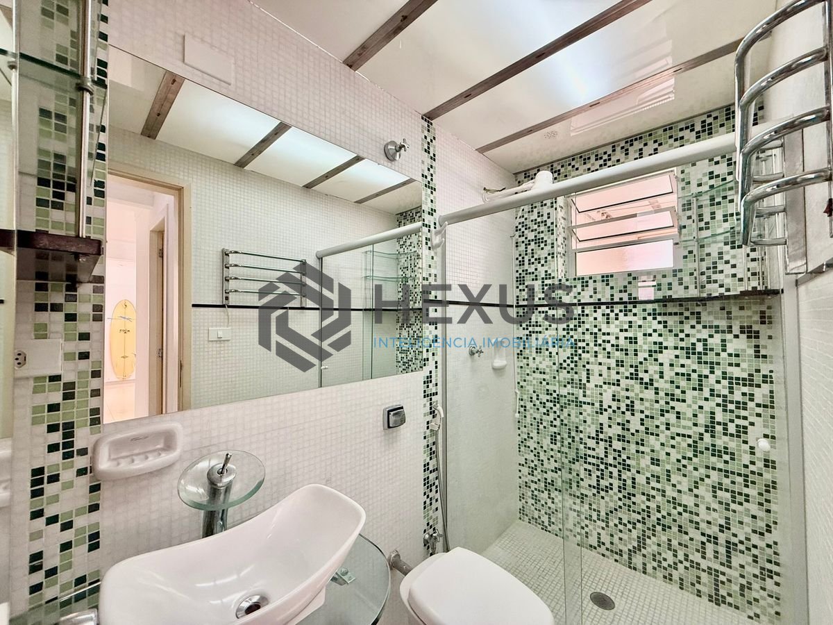 Foto 29 de Apartamento reformado com varanda e lazer a 150m da praia na Enseada, Guarujá