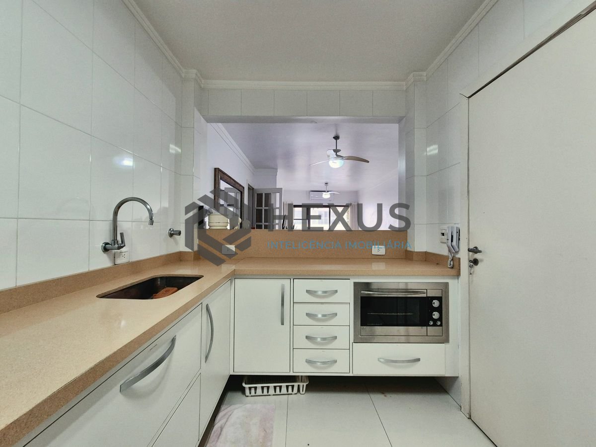 Foto 22 de Apartamento com varanda e lazer a 200m da praia nas Pitangueiras, Guarujá