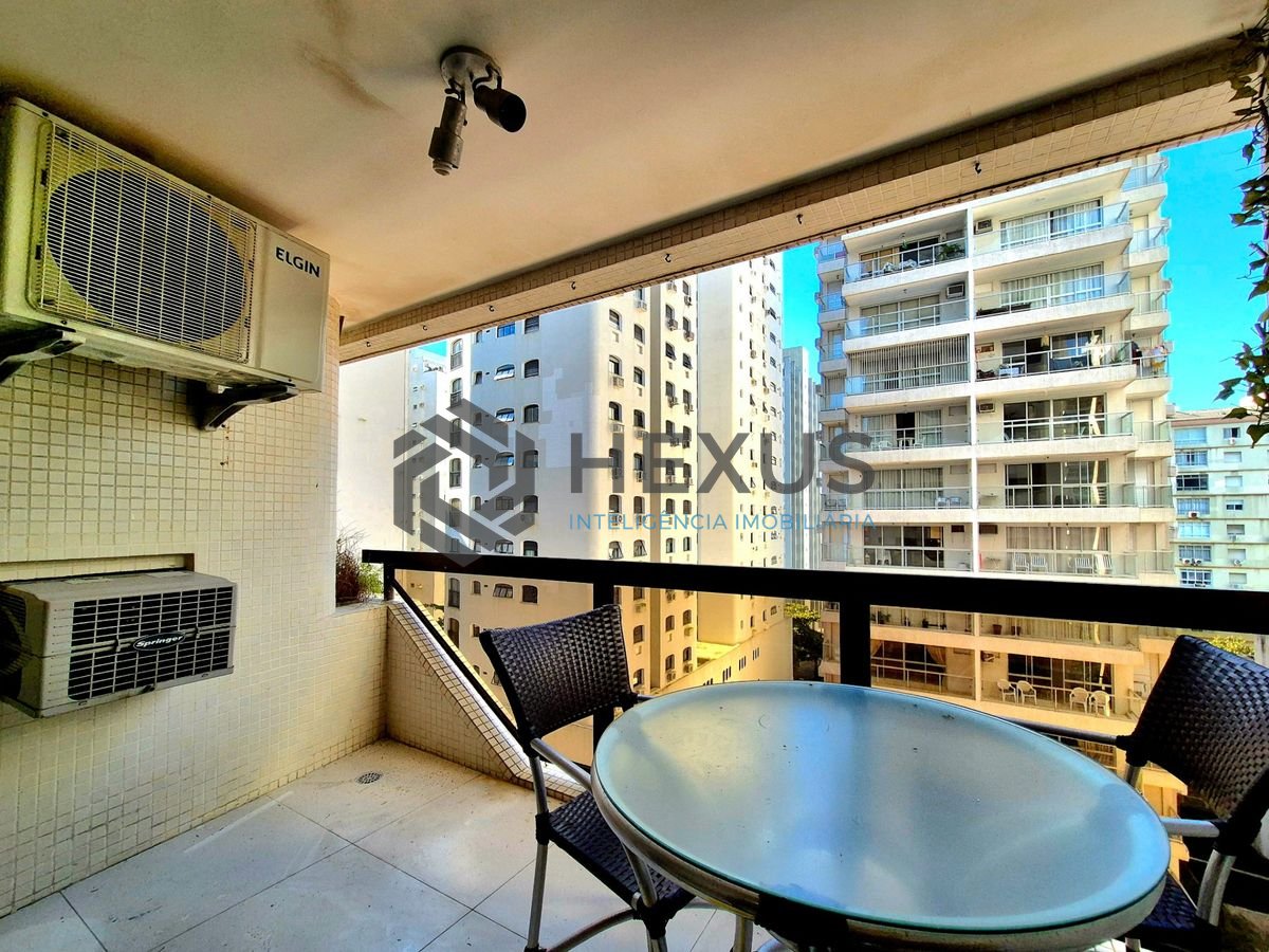 Foto 2 de Apartamento com varanda e lazer a 200m da praia nas Pitangueiras, Guarujá