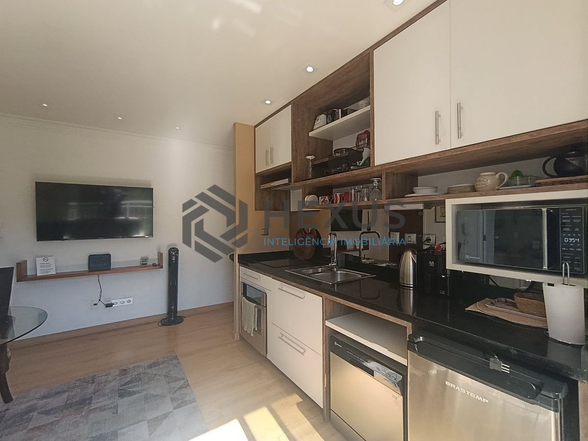 Foto 5 de Apartamento com varanda e lazer a 400m da praia na região do Tortugas na Enseada, Guarujá