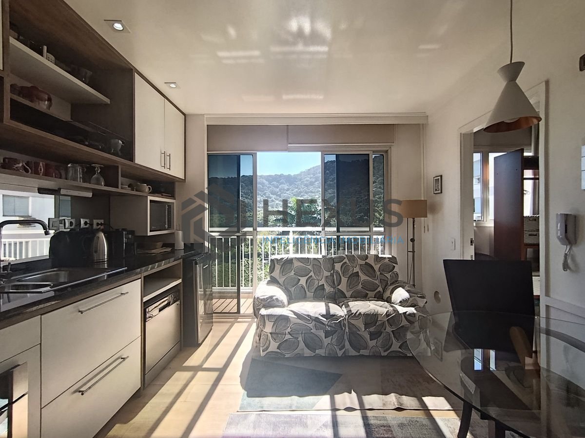 Foto 3 de Apartamento com varanda e lazer a 400m da praia na região do Tortugas na Enseada, Guarujá