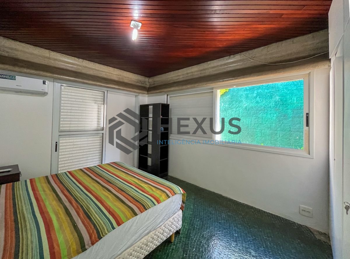 Foto 23 de Casa térrea moderna com piscina e jardim, no Balneário Pernambuco, Guarujá