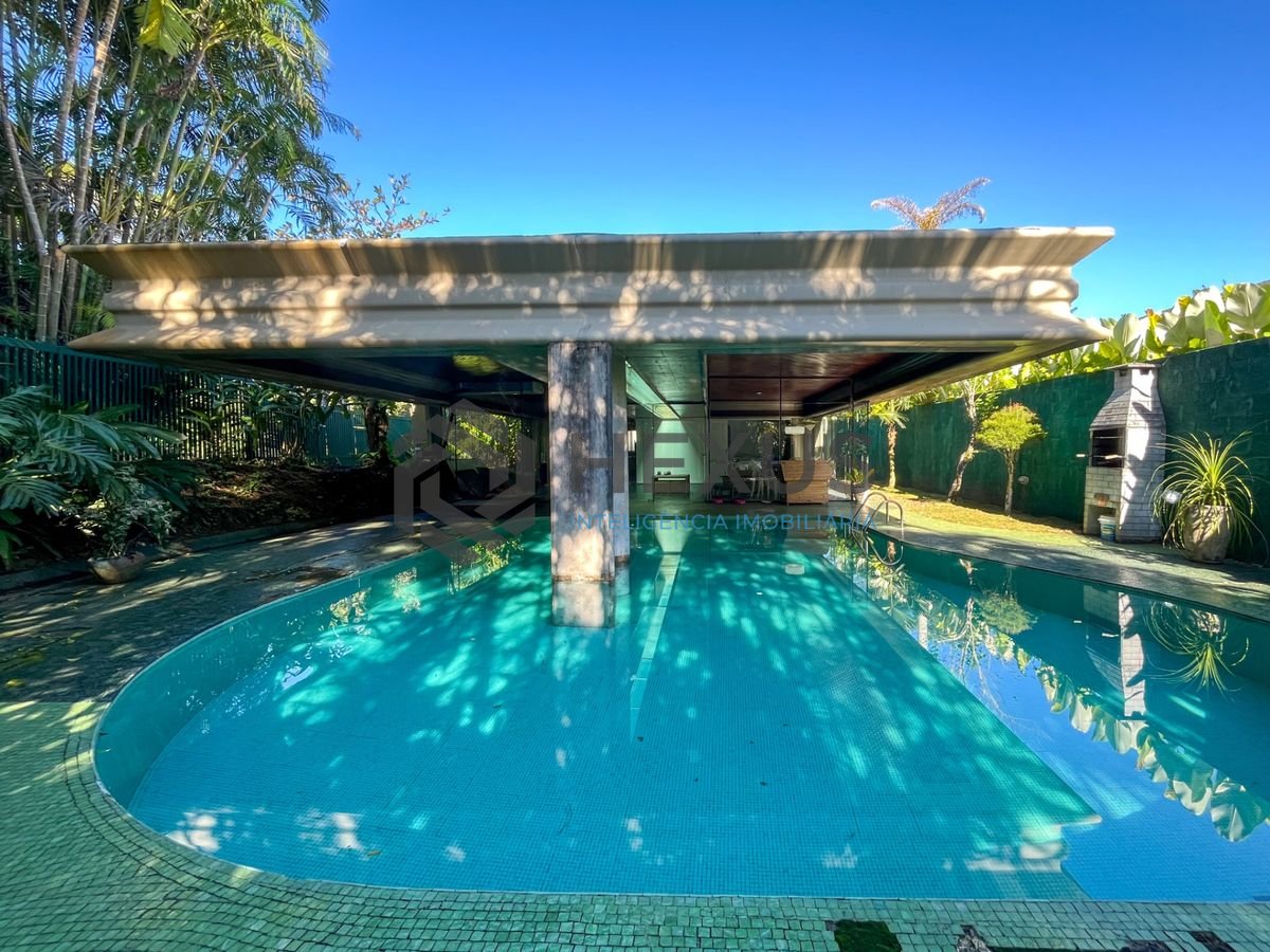 Foto 12 de Casa térrea moderna com piscina e jardim, no Balneário Pernambuco, Guarujá