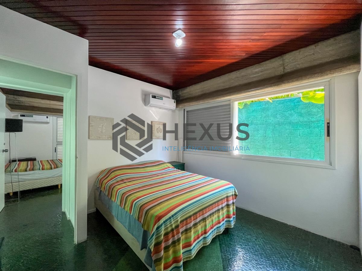 Foto 19 de Casa térrea moderna com piscina e jardim, no Balneário Pernambuco, Guarujá