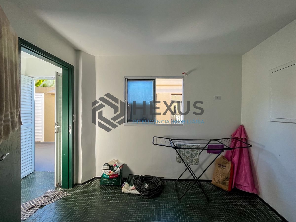 Foto 40 de Casa térrea moderna com piscina e jardim, no Balneário Pernambuco, Guarujá