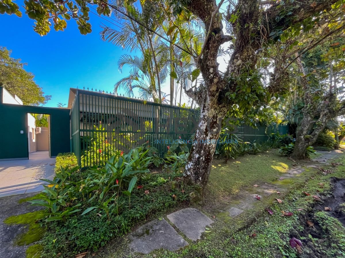 Foto 45 de Casa térrea moderna com piscina e jardim, no Balneário Pernambuco, Guarujá