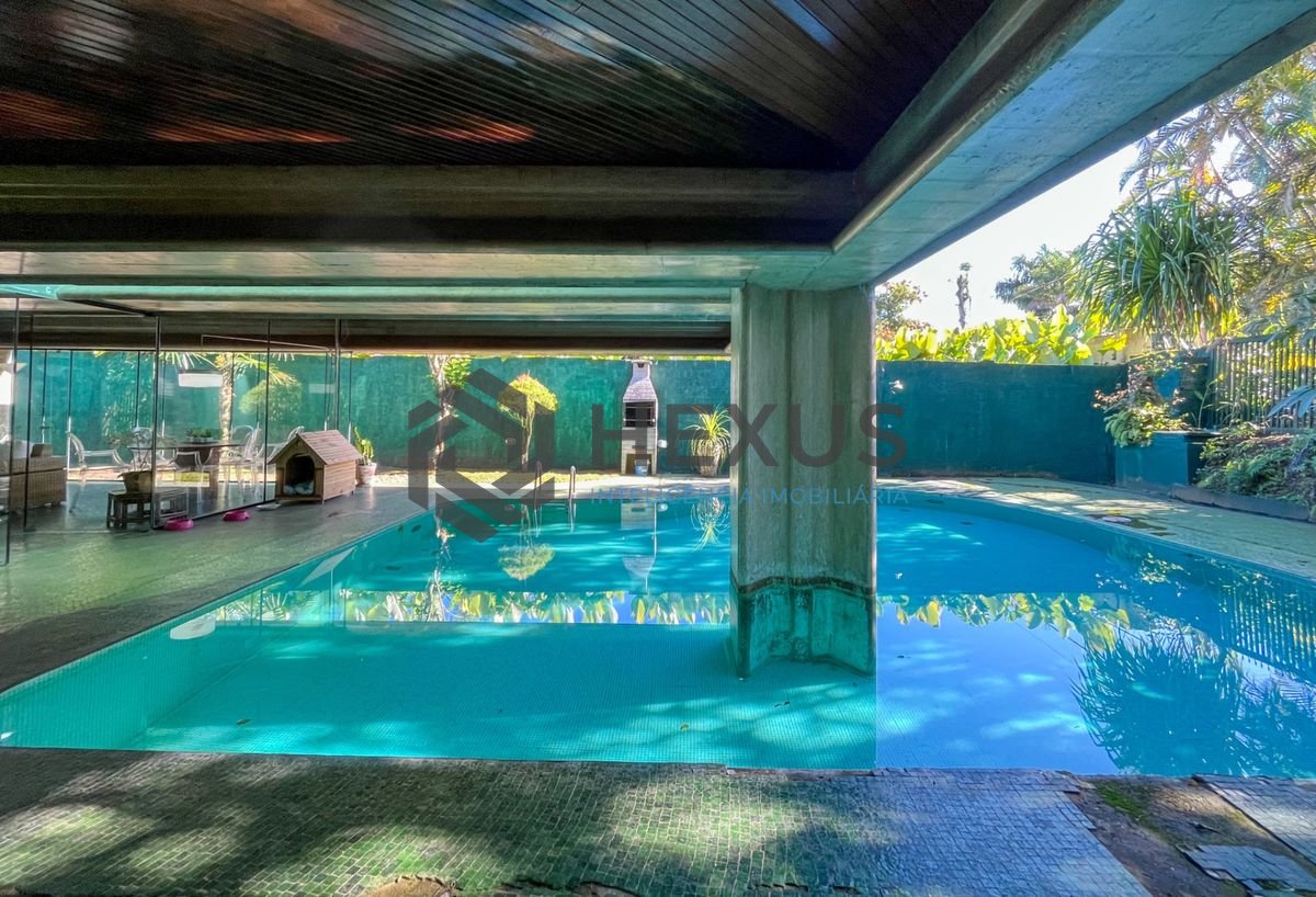 Foto 13 de Casa térrea moderna com piscina e jardim, no Balneário Pernambuco, Guarujá