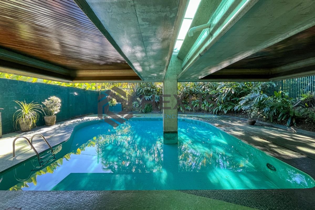 Foto 10 de Casa térrea moderna com piscina e jardim, no Balneário Pernambuco, Guarujá