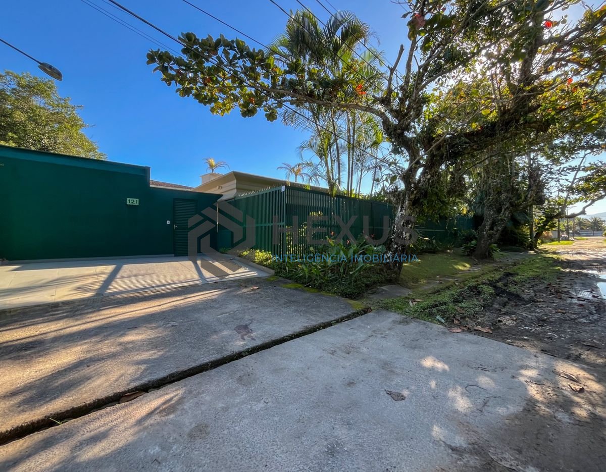 Foto 46 de Casa térrea moderna com piscina e jardim, no Balneário Pernambuco, Guarujá