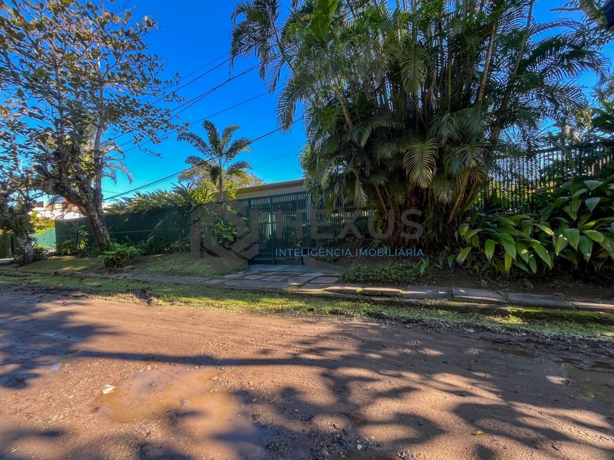 Foto 44 de Casa térrea moderna com piscina e jardim, no Balneário Pernambuco, Guarujá