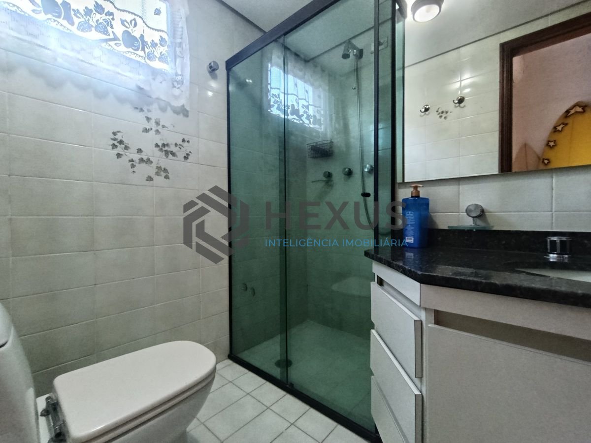 Foto 11 de Apartamento com varanda e lazer a 250m da praia na região da Brunella na Enseada, Guarujá