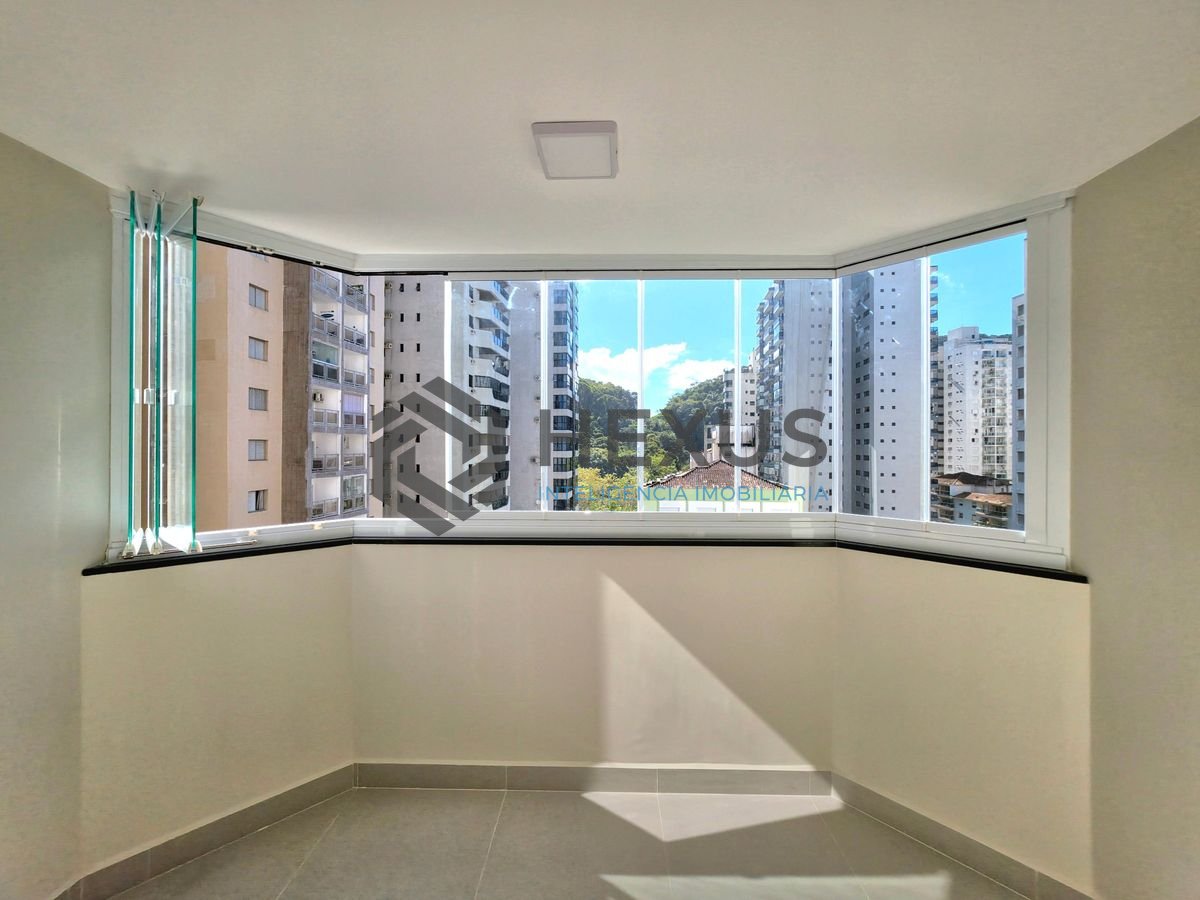 Foto 2 de Apartamento reformado com varanda e lazer nas Pitangueiras, Guarujá