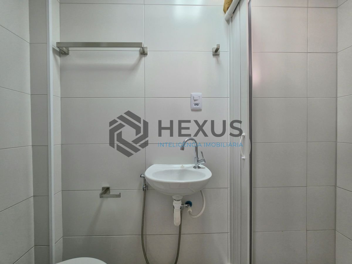 Foto 7 de Apartamento reformado com varanda e lazer nas Pitangueiras, Guarujá