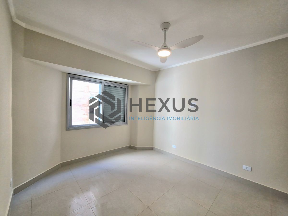 Foto 12 de Apartamento reformado com varanda e lazer nas Pitangueiras, Guarujá