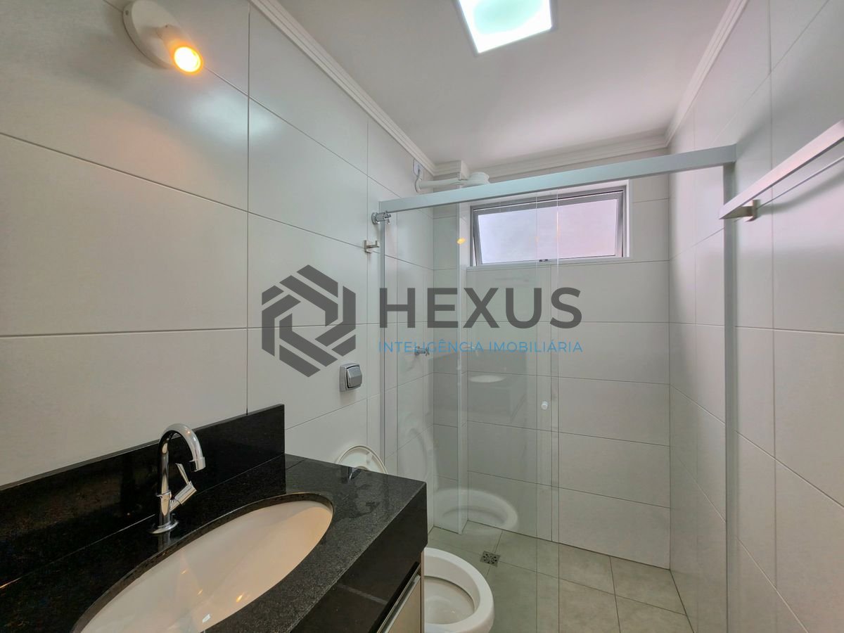 Foto 10 de Apartamento reformado com varanda e lazer nas Pitangueiras, Guarujá