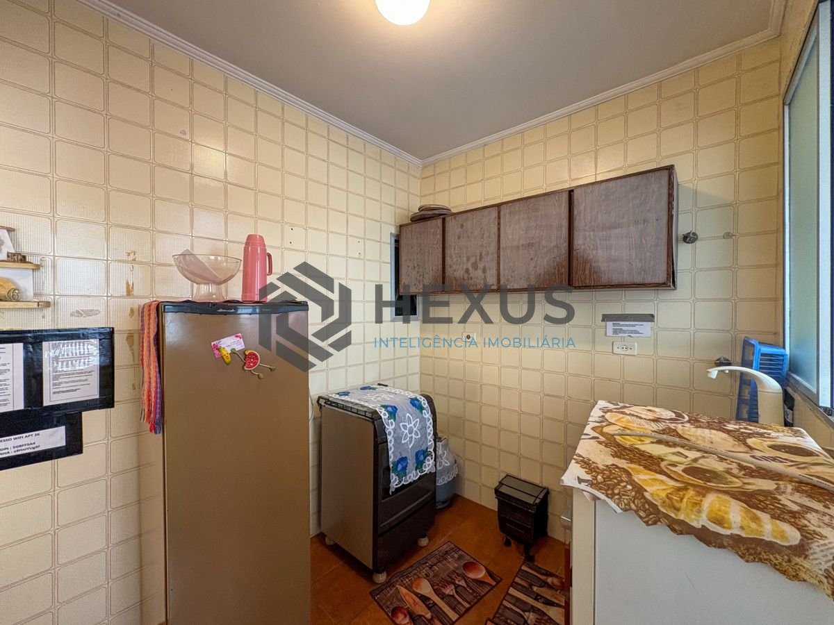 Foto 11 de Apartamento com varanda e lazer a 700m da praia na Enseada, Guarujá