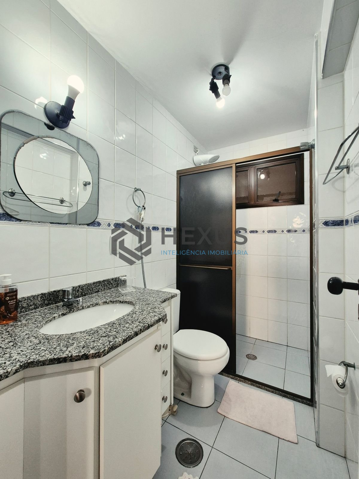 Foto 15 de Apartamento com varanda vista mar e lazer a 1 quadra da praia nas Pitangueiras, Guarujá