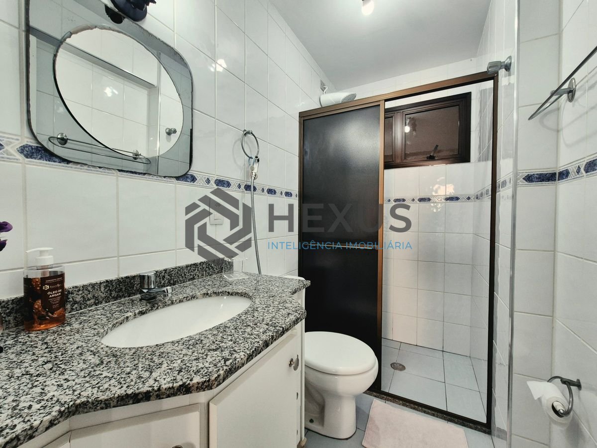Foto 17 de Apartamento com varanda vista mar e lazer a 1 quadra da praia nas Pitangueiras, Guarujá